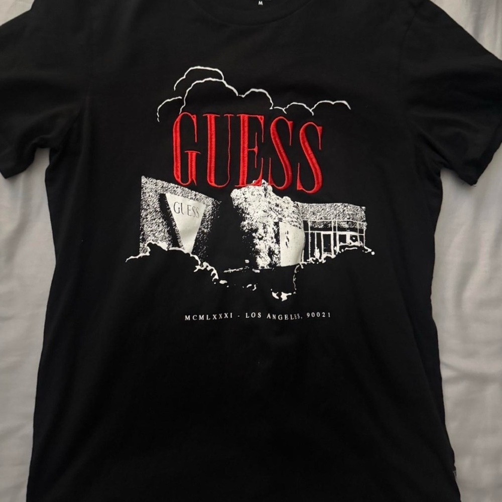 GUESS Men's Black and Red Graphic Tee